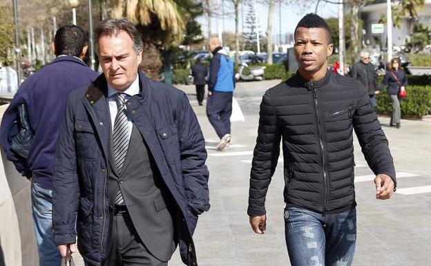 El jugador del Villarreal Ikechukwu Uche, junto con su abogado, cuando fue a declarar en 2015. 