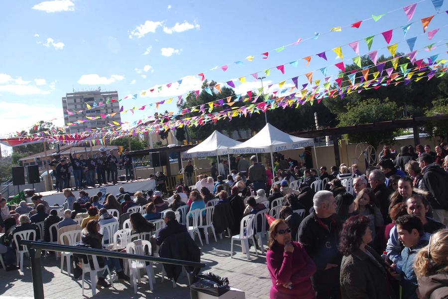 La tradicional paella carnavalesca ha tenido lugar en el Centro Ciudadano Valle Inclán, en la avenida de la Palmilla, organizada por la Junta de Distrito Palma-Palmilla.