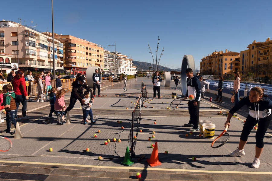 Pelotas y raquetas aterrizaron este sábado en el bulevar de San Pedro para disfrute de los aficionados al tenis. La iniciativa, que se desarrolló esta mañana como una actividad previa a la eliminatoria de la Copa Davis, consistió en una sesión de ‘Street Tenis’ abierta de forma gratuita a todo aquel que quisiera participar