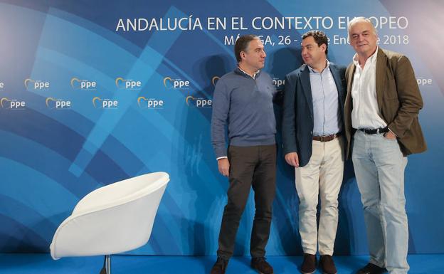 Juanma Moreno: «De la Torre es uno de nuestros buques insignia de la política andaluza, malagueña y española»