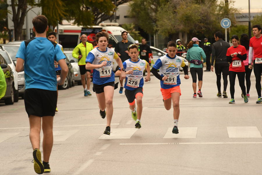 Los participantes en la carrera a favor de Cruz Roja desafían a la lluvia y completan los 8 kilómetros del recorrido