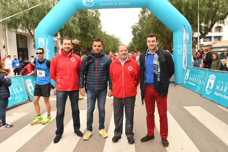 Los participantes en la carrera a favor de Cruz Roja desafían a la lluvia y completan los 8 kilómetros del recorrido