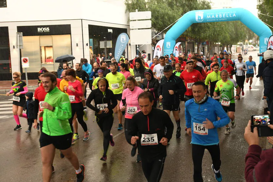 Los participantes en la carrera a favor de Cruz Roja desafían a la lluvia y completan los 8 kilómetros del recorrido