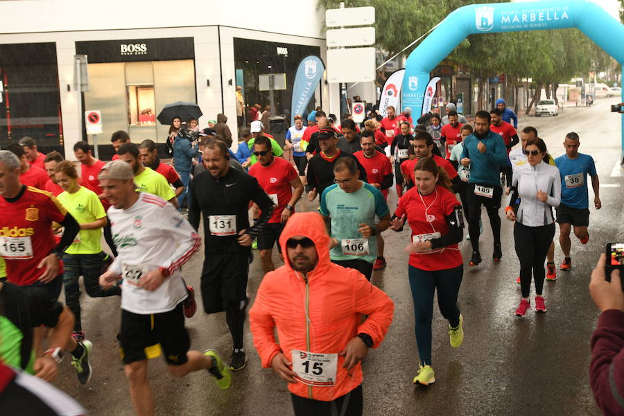 Los participantes en la carrera a favor de Cruz Roja desafían a la lluvia y completan los 8 kilómetros del recorrido