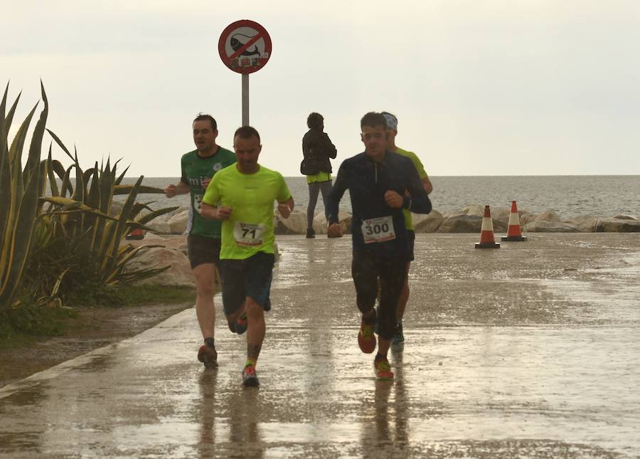 Los participantes en la carrera a favor de Cruz Roja desafían a la lluvia y completan los 8 kilómetros del recorrido