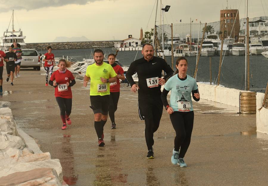 Los participantes en la carrera a favor de Cruz Roja desafían a la lluvia y completan los 8 kilómetros del recorrido