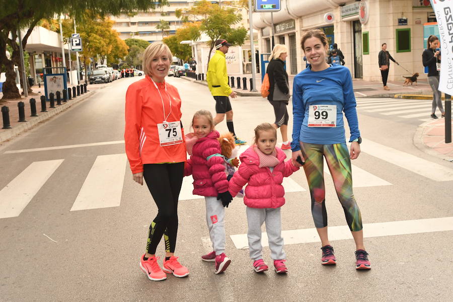 Los participantes en la carrera a favor de Cruz Roja desafían a la lluvia y completan los 8 kilómetros del recorrido