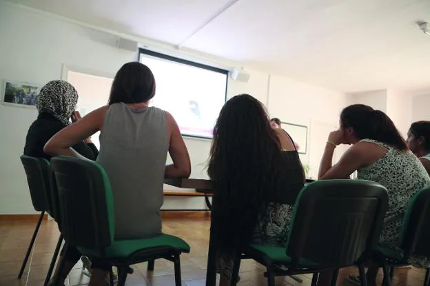 Un grupo de mujeres acogidas en el hogar de las Adoratrices en Málaga. :: salvador fenosa