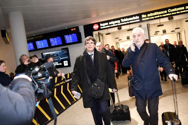 Carles Puigdemont, el pasado martes en el aeropuerto de Copenhague.:: Tariq Mikkel Khan / efe
