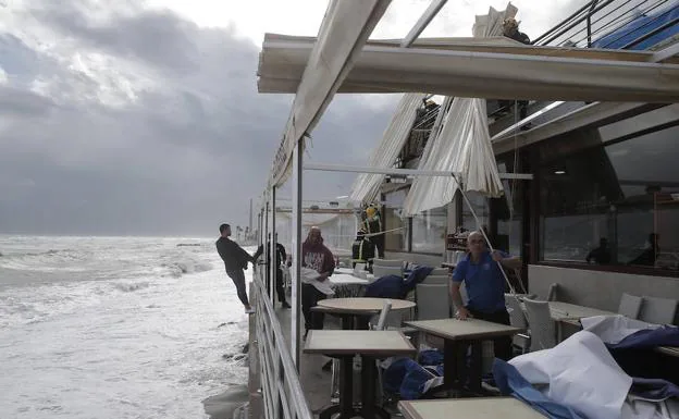 Chiringuito afectado por el temporal en Huelin