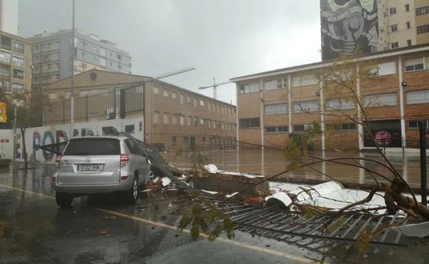 El viento provoca la caída del muro del colegio García Lorca de Málaga