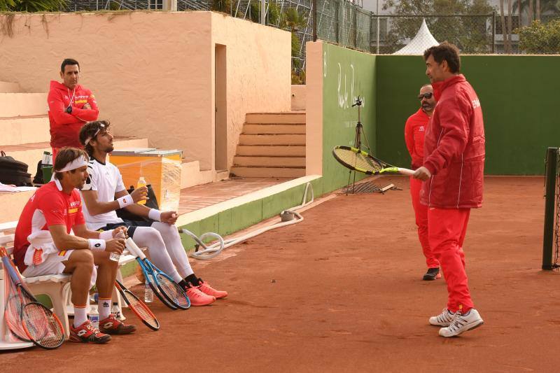 Sergi Bruguera prepara a los jugadores que competirán en el Club de Tenis Puente Romano