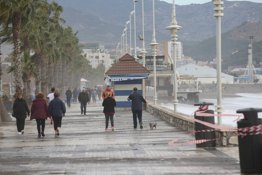 Los problemas en las playas de Málaga por el temporal se concentran en la franja entre el chiringuito Pedro Gutiérrez y la estatua de la Palera, que tiene que estabilizar la Autoridad Portuaria.