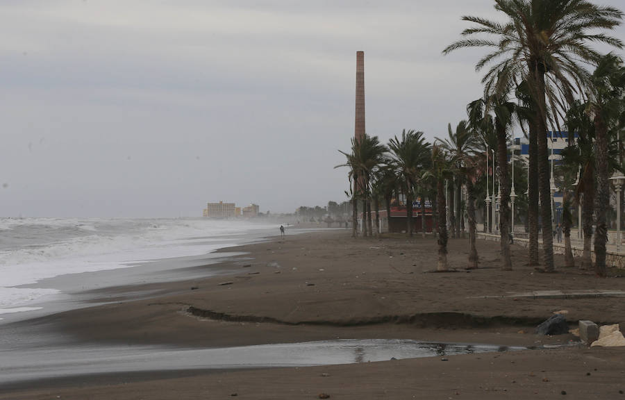 Los problemas en las playas de Málaga por el temporal se concentran en la franja entre el chiringuito Pedro Gutiérrez y la estatua de la Palera, que tiene que estabilizar la Autoridad Portuaria.