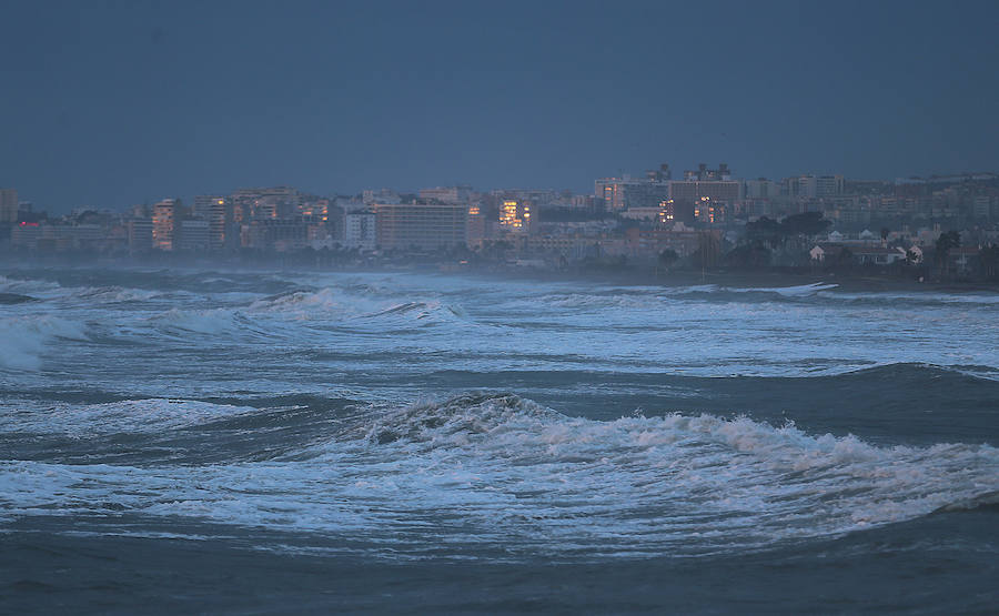 Los problemas en las playas de Málaga por el temporal se concentran en la franja entre el chiringuito Pedro Gutiérrez y la estatua de la Palera, que tiene que estabilizar la Autoridad Portuaria.