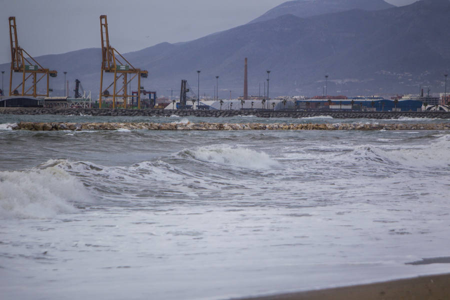 Los problemas en las playas de Málaga por el temporal se concentran en la franja entre el chiringuito Pedro Gutiérrez y la estatua de la Palera, que tiene que estabilizar la Autoridad Portuaria.