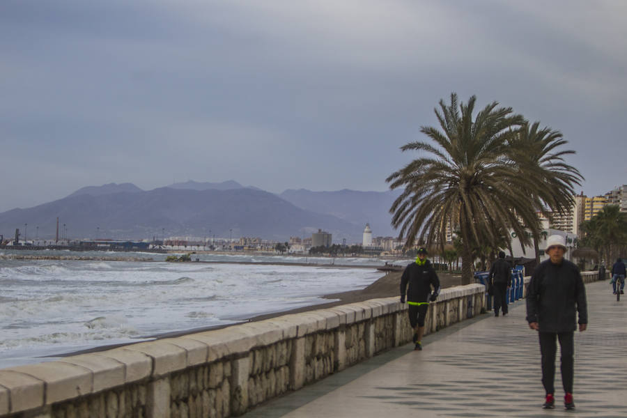 Los problemas en las playas de Málaga por el temporal se concentran en la franja entre el chiringuito Pedro Gutiérrez y la estatua de la Palera, que tiene que estabilizar la Autoridad Portuaria.