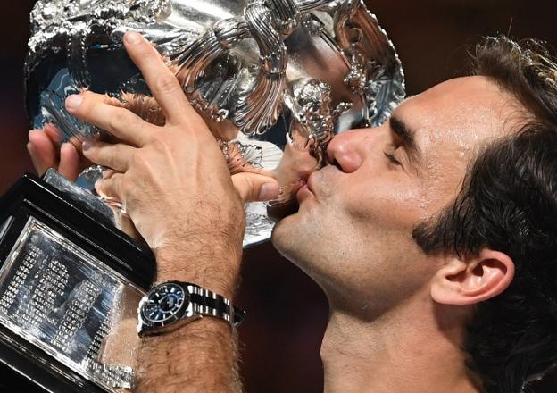  El suizo Roger Federer besa la Copa Norman Brookes entre lágrimas. :: efe