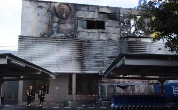 Galería. Así ha quedado el Carrefour Alameda tras el incendio. 