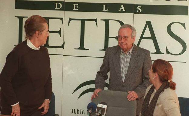 Primer director. El poeta Pablo García Baena (junto a María Victoria Atencia y Rosa Torres, en la foto) pilotó la creación del Centro Andaluz de las Letras, que se inauguró el 29 de enero de 1998. 