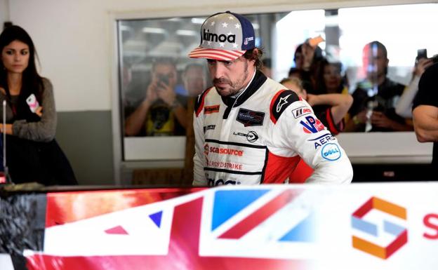 Fernando Alonso, tras abandonar la pista de Daytona. 
