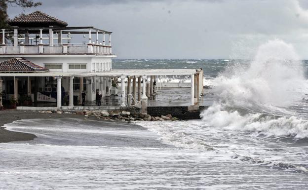 Fuerte oleaje ayer en los Baños del Carmen. 