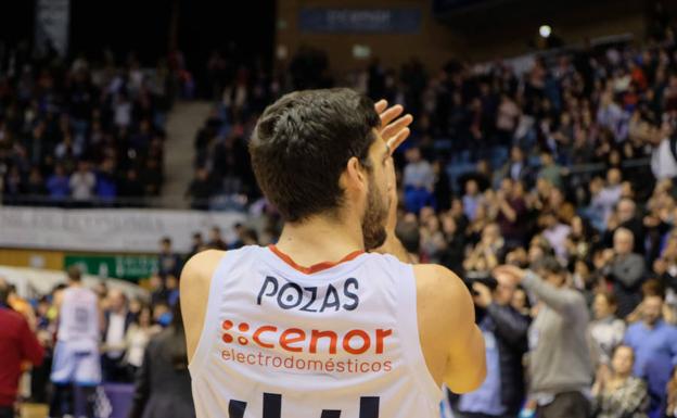 Pozas agradece el apoyo del público al final del partido.