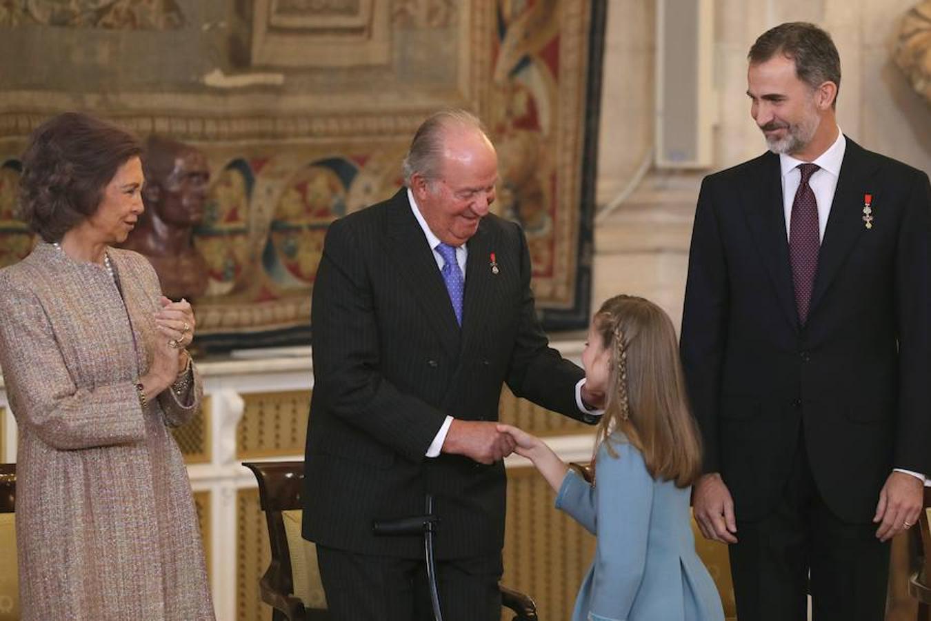 El Rey Felipe VI impone a la Princesa de Asturias el Collar del Toisón de Oro la máxima distinción que concede la Familia Real española.