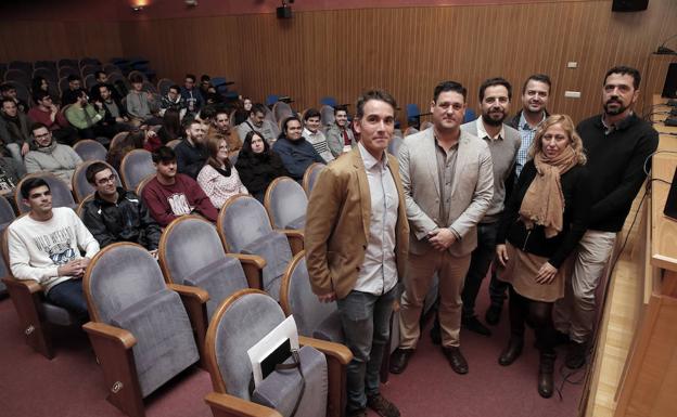 Profesores del IES Campanillas, con alumnos de la FP Dual del centro
