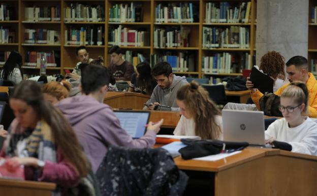 Las bibliotecas del campus se llenan de alumnos ante la proximidad de los exámenes.