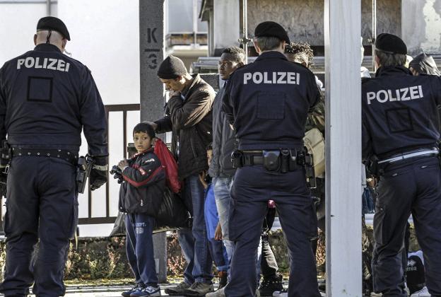Policías controlan el acceso de refugiados a Alemania a través del paso fronterizo de la localidad austriaca de Kufstein. :: Uwe Lein / efe