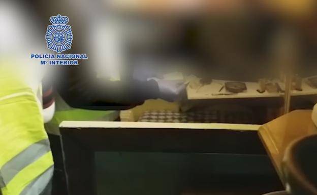 La policía accede a la caravana del hombre arrestado.