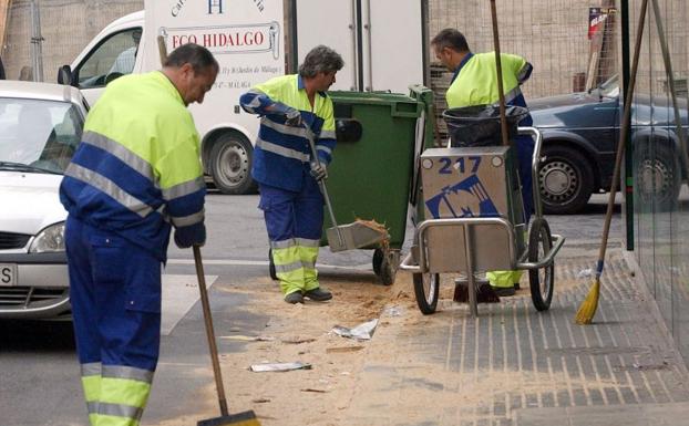 Trabajadores de Limasa en las tareas de la limpieza de calles (archivo). 