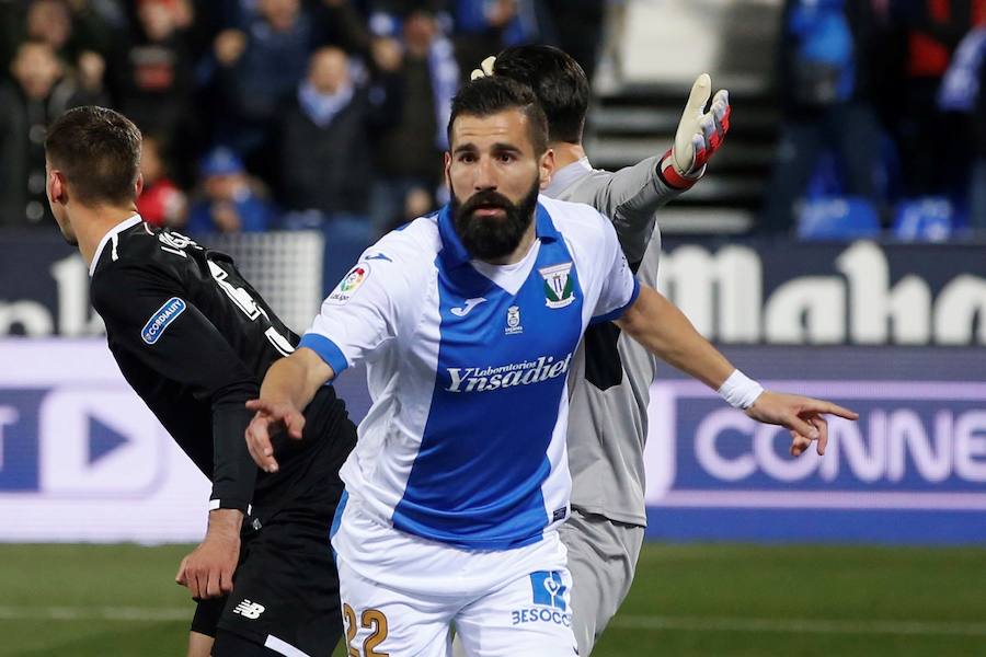 Leganés y Sevilla empataron a uno en la ida de las semifinales de la Copa del Rey que se disputó en el Estadio Municipal de Butarque. Muriel adelantó al cuadro hispalense, pero Siovas, en un lance ante Sergio Rico, anotó la igualada.