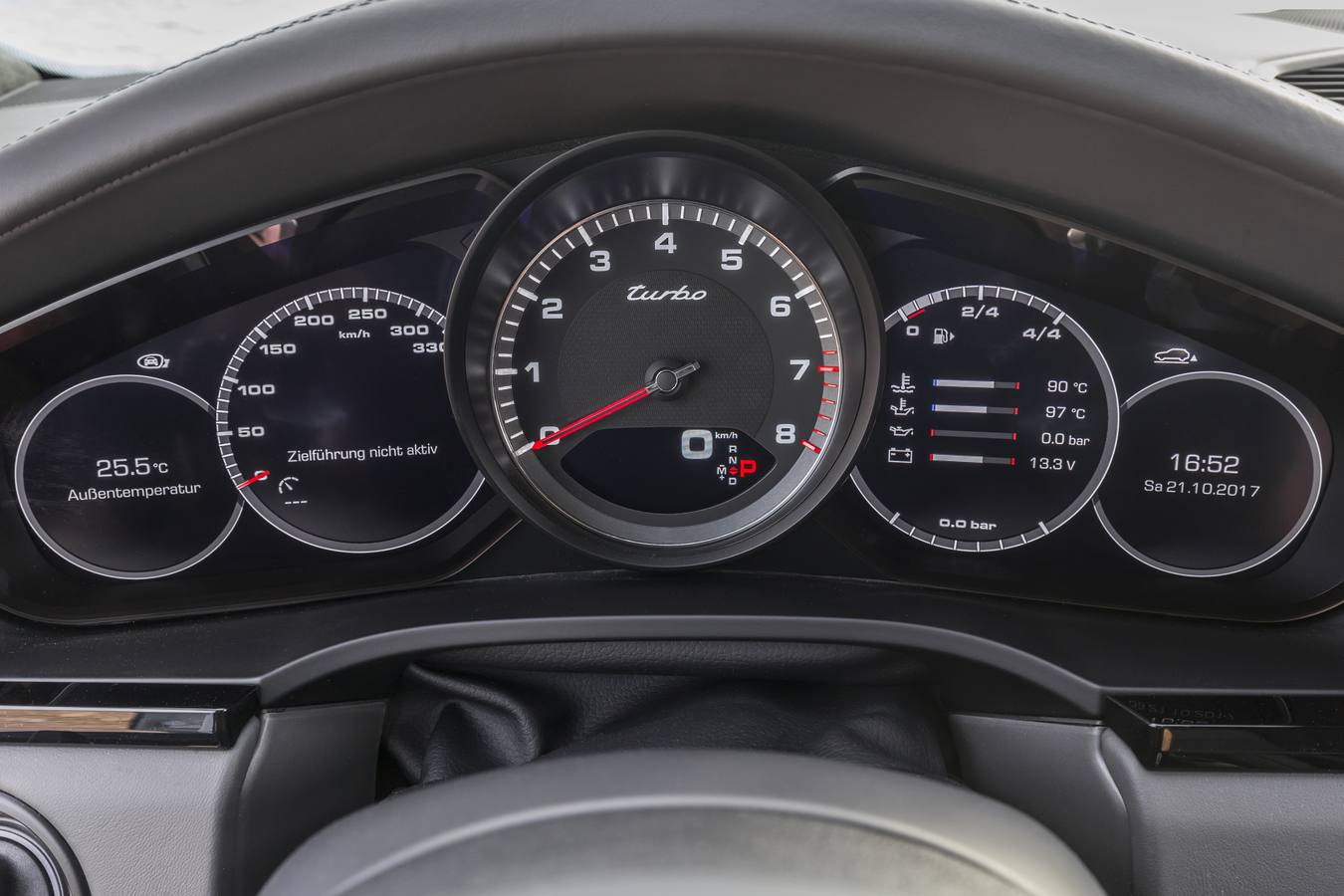 Con mayores cambios mecánicos y de conectividad que estéticos, la gama del nuevo Cayenne empieza con tres motores de gasolinas con potencias de 340, 440 y 550 caballos.