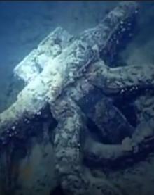 Imagen secundaria 2 - La grabación del 'Titanic' despertó el interés por el buque de la Armada británica, que fue localizado y filmado por la BBC frente a la costa de Estepona. Arriba, avión que viajaba en el barco, en el fondo del mar. Mapa de localización donde se encontró hundido el Ark Royal. Ancla del casco del barco. 