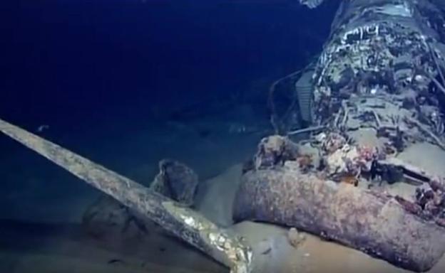 Imagen principal - La grabación del 'Titanic' despertó el interés por el buque de la Armada británica, que fue localizado y filmado por la BBC frente a la costa de Estepona. Arriba, avión que viajaba en el barco, en el fondo del mar. Mapa de localización donde se encontró hundido el Ark Royal. Ancla del casco del barco. 