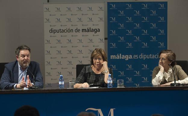 Bieito Rubido, Curri Valenzuela y Victoria Prego, en la sala Oyarzábal de la Diputación.