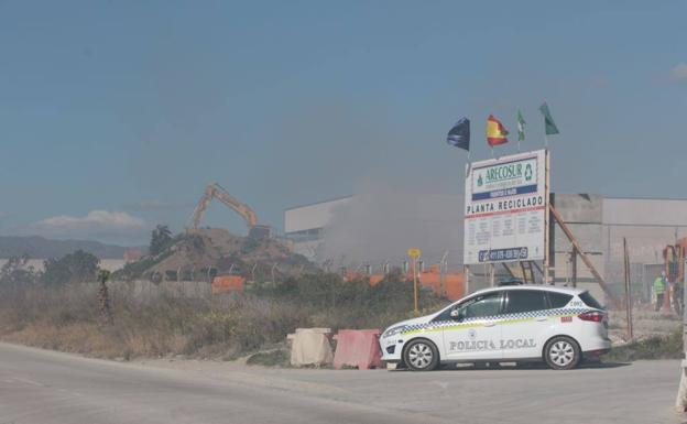 Imagen principal - Imágenes de la columna de humo y de los efectivos trabajando.