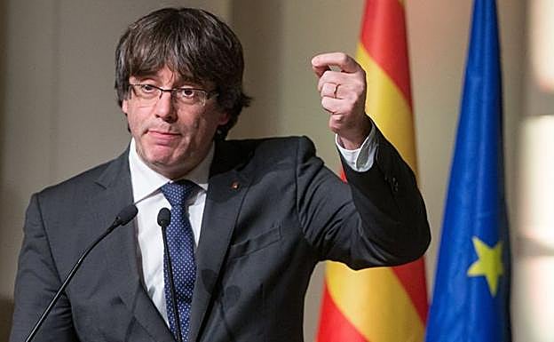 El juez responde a Puigdemont que se tiene que entregar para personarse