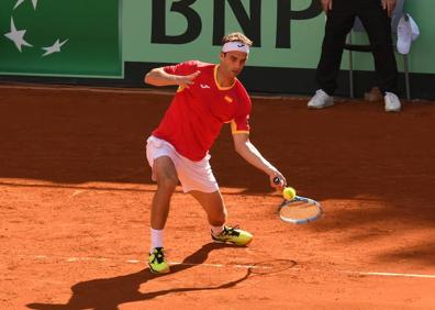 Imagen secundaria 1 - Una dejada de Cameron Norrie. Albert Ramos jugó casi siempre en el fondo de pista. Liam Broady, en un golpe de revés.