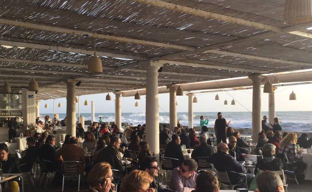 La terraza del balneario de los Baños del Carmen, llena de clientes un fin de semana. 