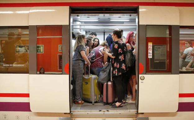 Turistas con sus maletas en el Cercanías Málaga-Fuengirola