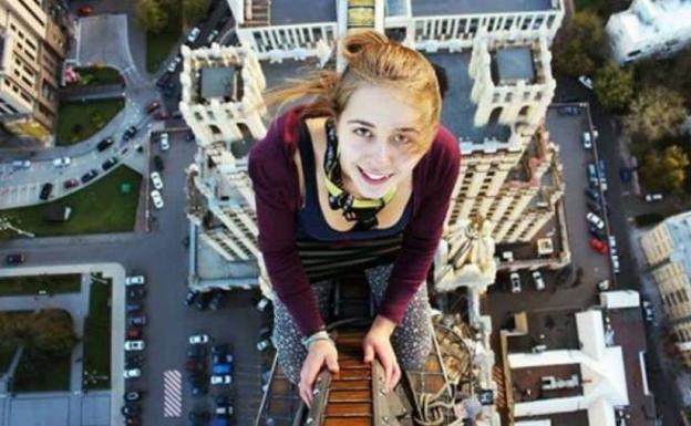 Electrocutada en un puente. Xenia Ignatyeva. Tenía 17 años y una larga experiencia en ‘selfies’ extremos en Rusia. Se había sacado numerosas fotos en los edificios más altos del país pero murió en un puente de San Petersburgo no muy elevado al que había ascendido. Xenia perdió el equilibrio y se electrocutó al sujetarse a un cable de alta tensión.