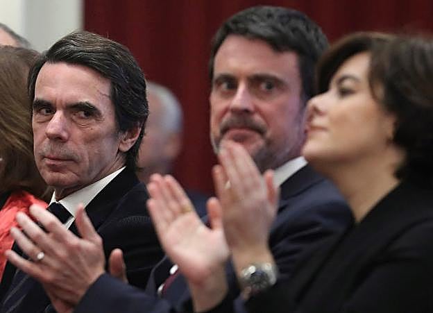 Aznar oberva a Saénz de Santamaria en presencia del exprimer ministro francés Manuel Valls. :: jose usoz
