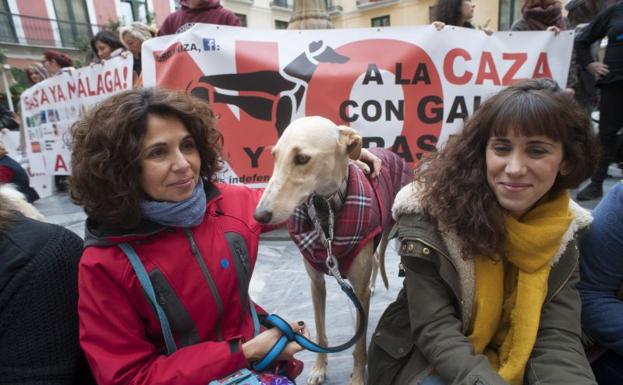 Participantes en la manifestación acompañadas por un galgo.