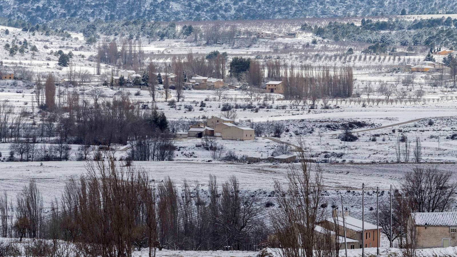 Gran parte del norte de España está cubierta por la nueve por el temporal que está azotando numerosas provincias. La nieve está siendo tan protagonista que numerosas carreteras están cortadas o seon necesarias las cadenas para transitar por ellas.