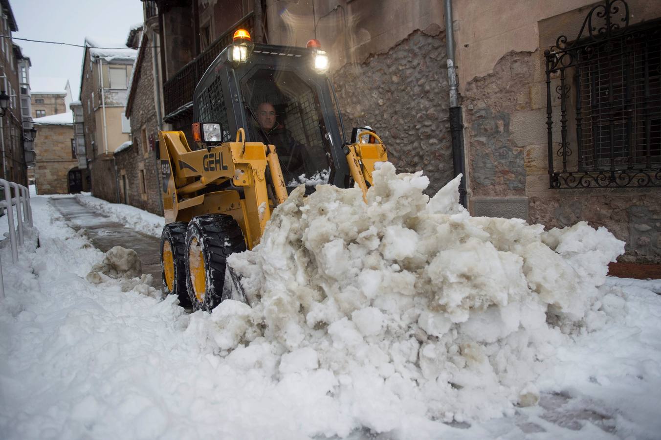 Gran parte del norte de España está cubierta por la nueve por el temporal que está azotando numerosas provincias. La nieve está siendo tan protagonista que numerosas carreteras están cortadas o seon necesarias las cadenas para transitar por ellas.