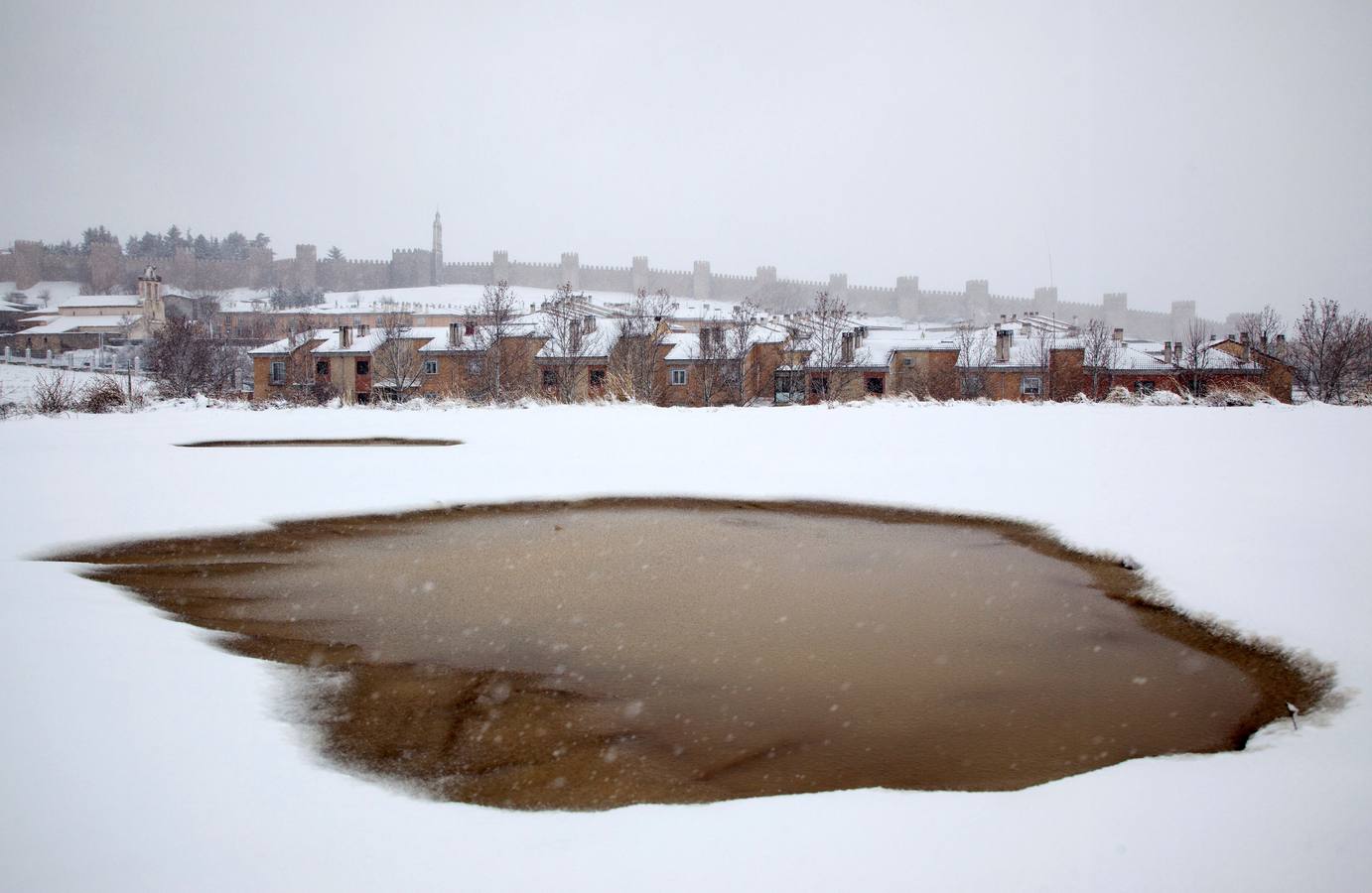 Gran parte del norte de España está cubierta por la nueve por el temporal que está azotando numerosas provincias. La nieve está siendo tan protagonista que numerosas carreteras están cortadas o seon necesarias las cadenas para transitar por ellas.