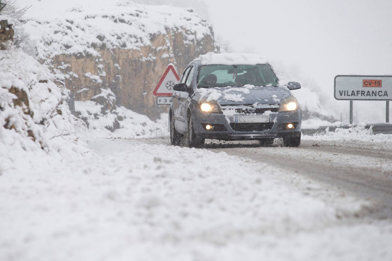 Gran parte del norte de España está cubierta por la nueve por el temporal que está azotando numerosas provincias. La nieve está siendo tan protagonista que numerosas carreteras están cortadas o seon necesarias las cadenas para transitar por ellas.